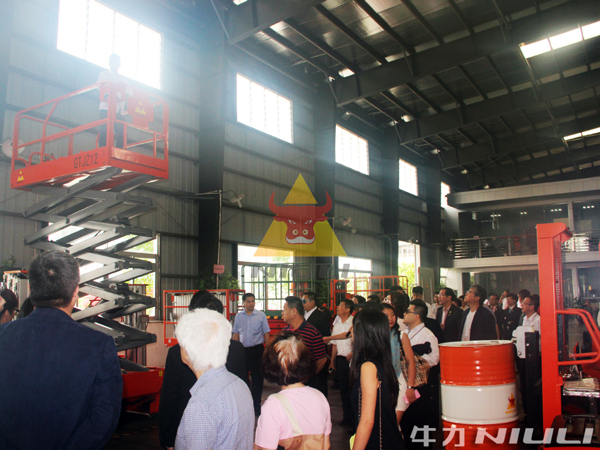 香港“一帶一路”國際研究院商務(wù)訪問團(tuán)到牛力機(jī)械參觀考察